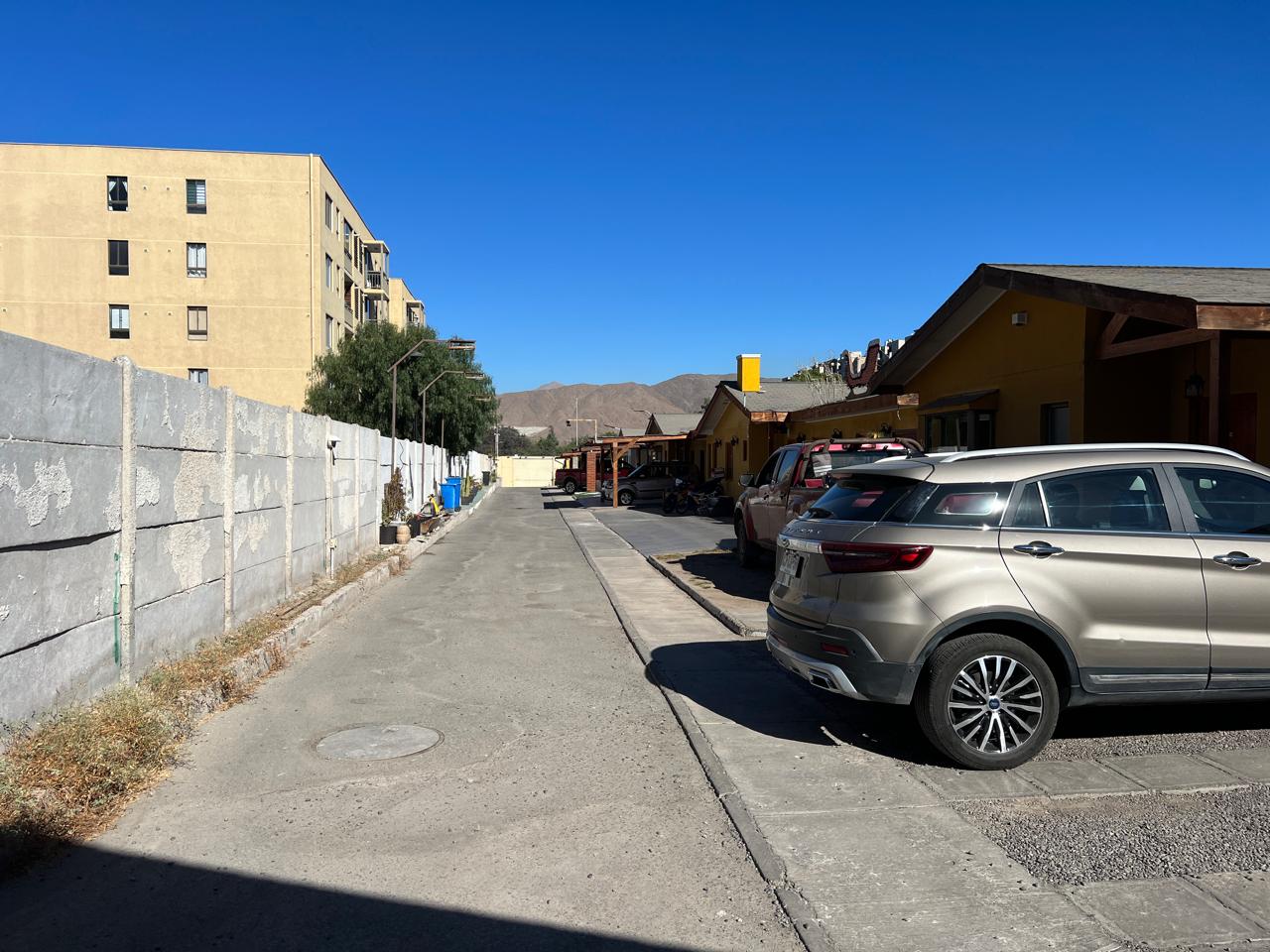 CONDOMINIO LAS ACACIAS - AMPLIA CASA.-